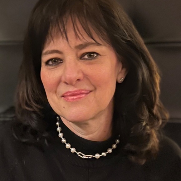 Meet your Posher, Cynthia - Picture 2 of 3